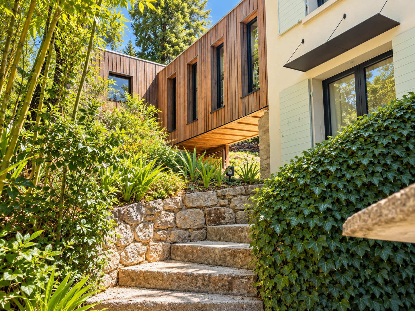 Escalier de pierre vers maison contemporaine