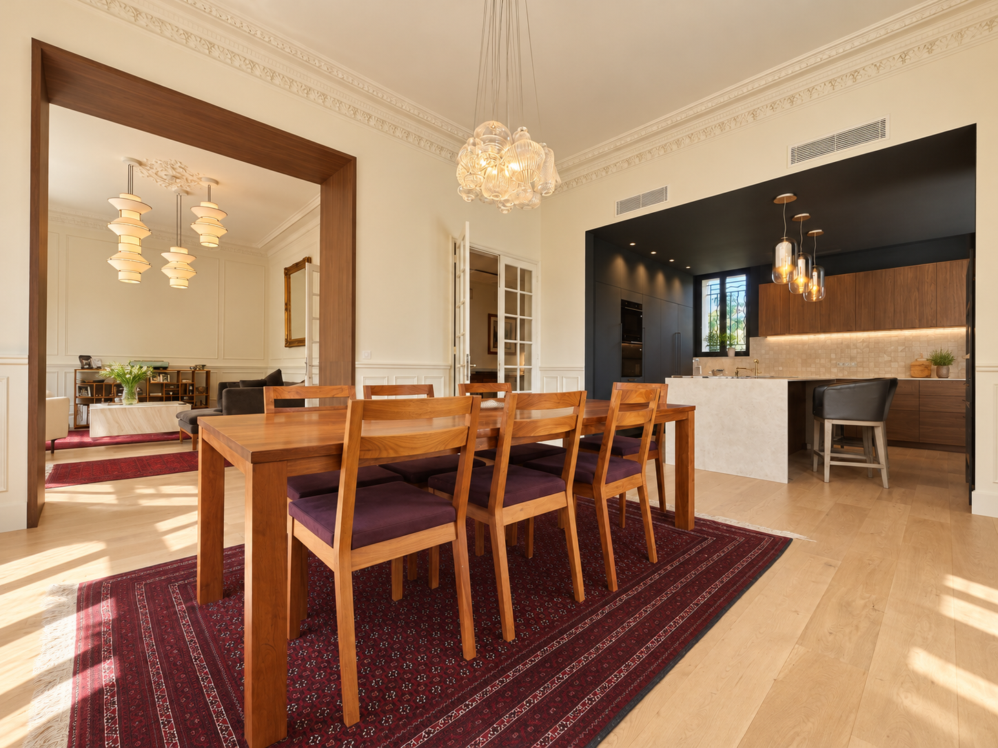 Salle à manger élégante ouverte sur la cuisine